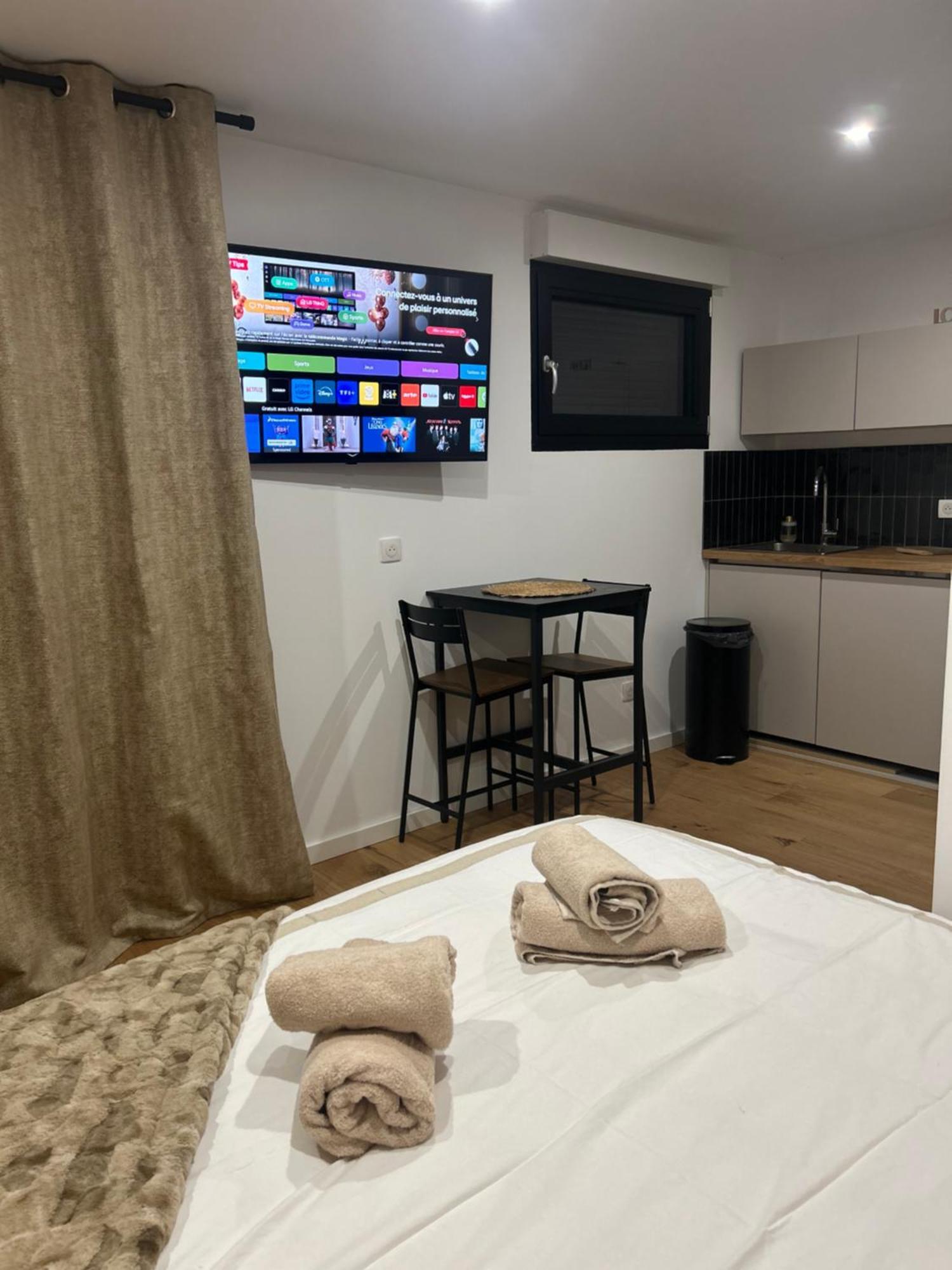 Studio Prestige Avec Terrasse Le Chene Dore Au Coeur Du Centre Touristique Cite Des Loisirs 200 M Du Galaxie,Face Au Snowworld Parking Gratuit Privatif Amneville Bagian luar foto