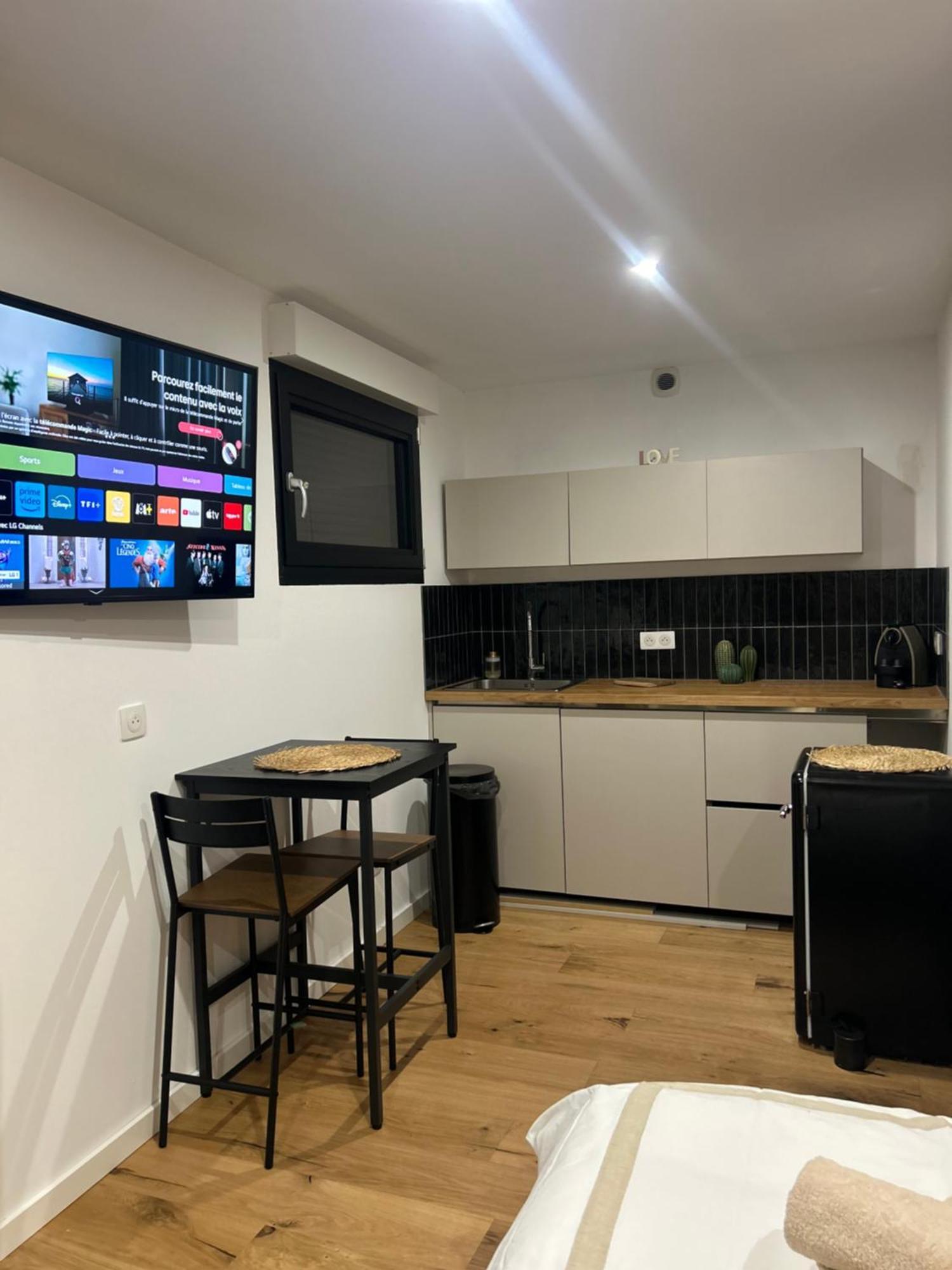 Studio Prestige Avec Terrasse Le Chene Dore Au Coeur Du Centre Touristique Cite Des Loisirs 200 M Du Galaxie,Face Au Snowworld Parking Gratuit Privatif Amneville Bagian luar foto